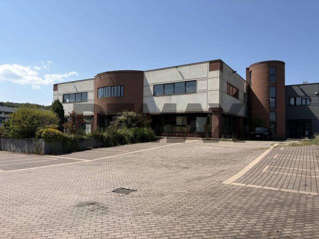 Locale in vendita di 1800 m²