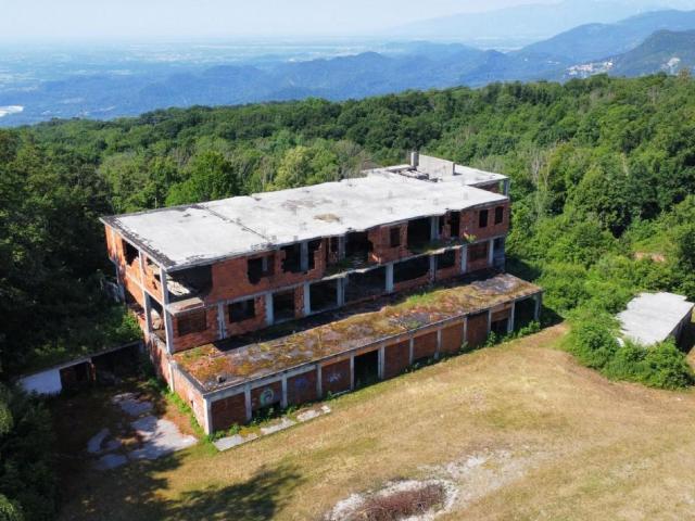 Locale in vendita di 1800 m² in Via Faeles, 10
