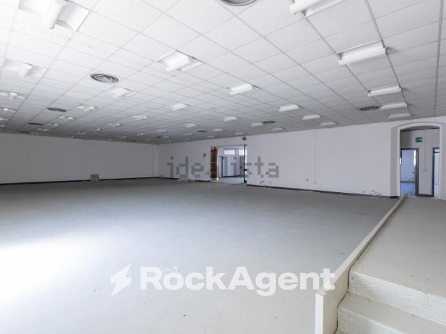 Locale in vendita di 1800 m² in Via Lucchese, 6