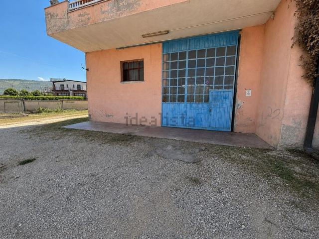 Locale in vendita di 180 m² in Via Casilina, 68