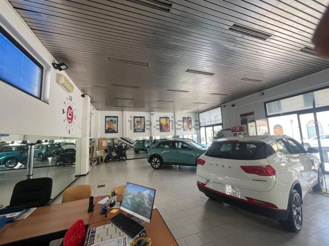 Locale in vendita di 180 m² in Via Cesare Battisti
