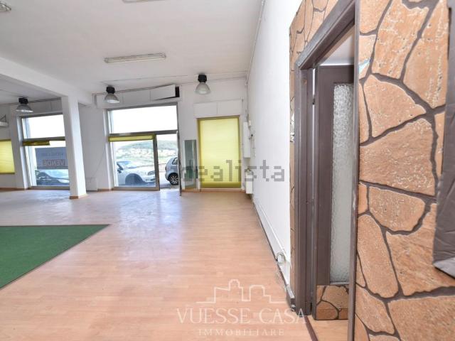Locale in vendita di 180 m² in Via Antonio Ballero