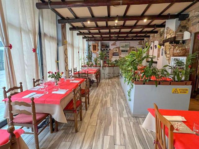 Locale in vendita di 180 m² in Via Appia Monterosso, 50