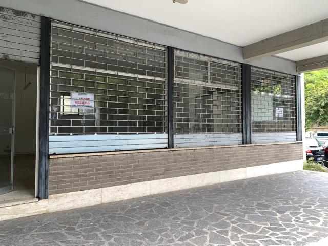 Locale in vendita di 180 m² in Via Arturo Cassoli, 50