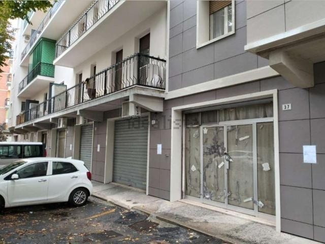 Locale in vendita di 180 m² in Via Arenzano, 33
