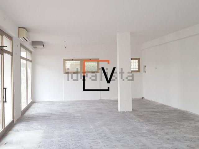 Locale in vendita di 180 m² in Via G. Leopardi