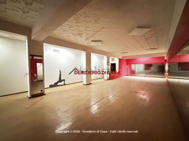 Locale in vendita di 180 m² in Via Giovanni Amendola, 52