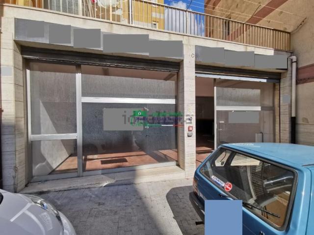 Locale in vendita di 180 m² in Via Donato Bramante