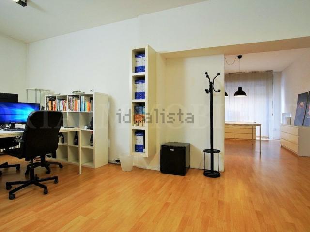 Locale in vendita di 180 m² in Via E. De Amicis, 7