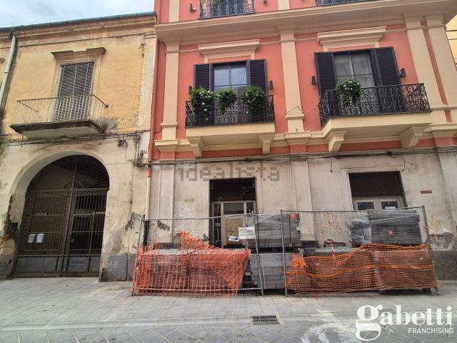 Locale in vendita di 180 m² in Via Monsignor Gennaro Verolino