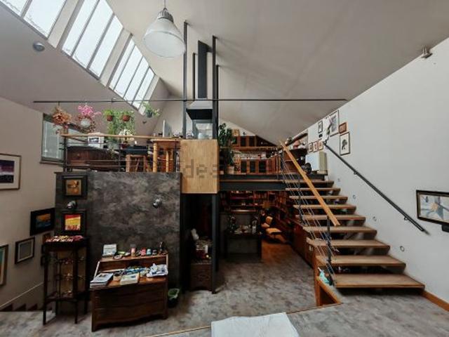 Locale in vendita di 180 m² in Via Serralunga, 2