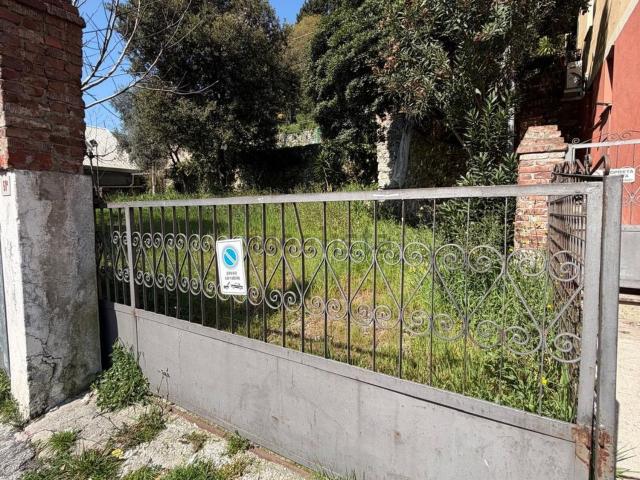Locale in vendita di 180 m² in Via Piacenza, 52