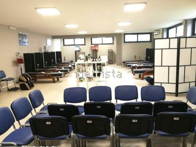 Locale in vendita di 180 m² in Viale Alcide De Gasperi, 165