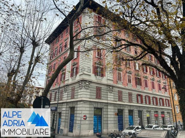 Locale in vendita di 180 m² in Piazza Gian Battista Vico, 2