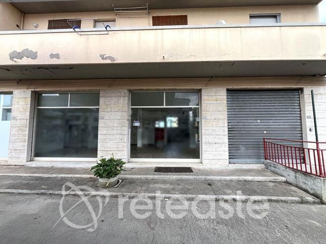 Locale in vendita di 181 m² in Via Giacomo Leopardi