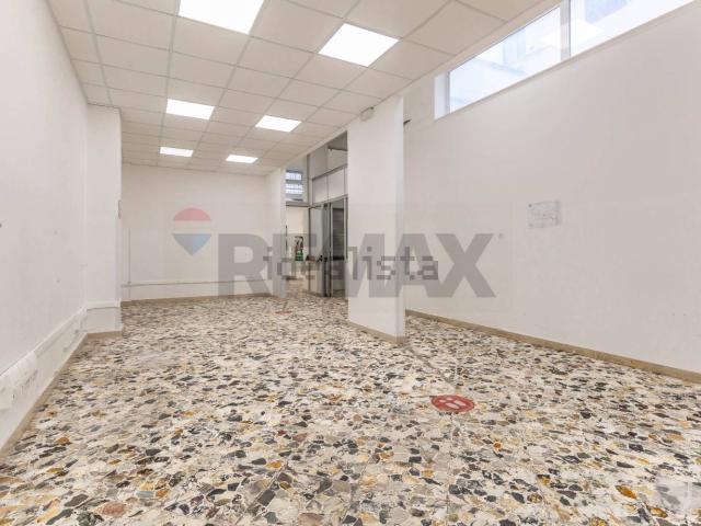 Locale in vendita di 181 m² in Via Michelangelo Signorile, 2