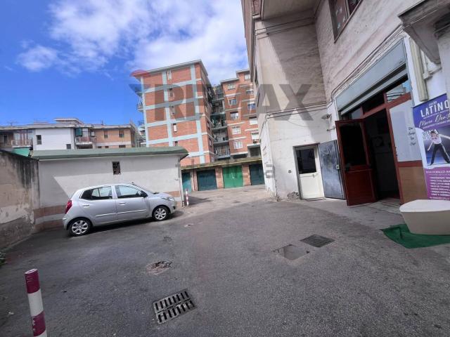 Locale in vendita di 182 m² in Via Tribuni della Plebe