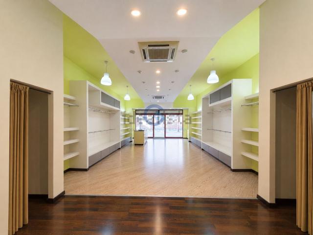 Locale in vendita di 182 m² in Viale Crotone, 37