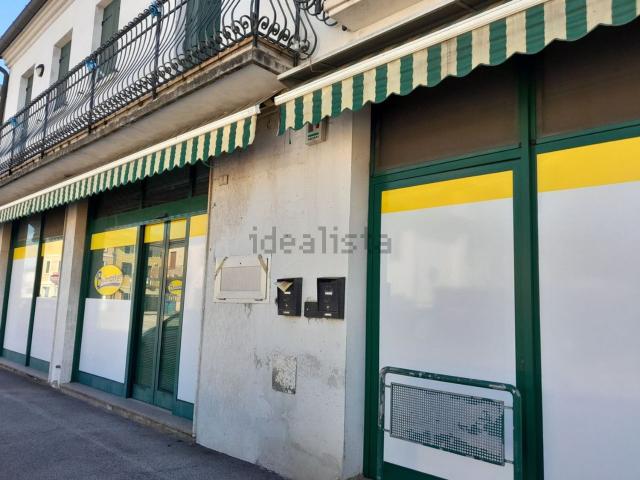 Locale in vendita di 183 m² in Strada Provinciale 14d, 15