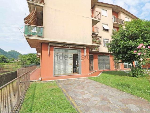 Locale in vendita di 184 m² in Via del Popolo