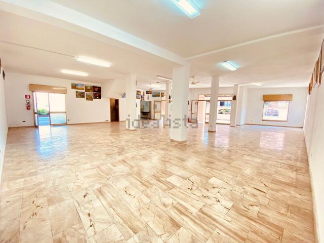 Locale in vendita di 184 m² in Via Puccini, 1