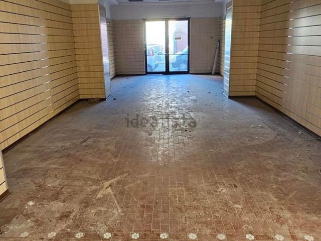 Locale in vendita di 185 m² in Via Orlando Ferrazza