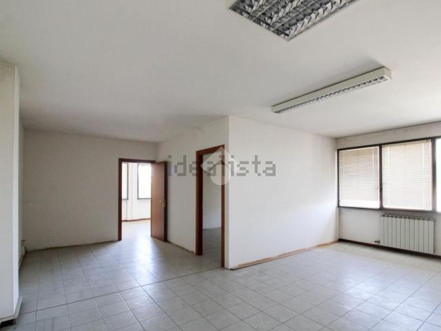 Locale in vendita di 95 m² in Via M. L. Cadorna, 1