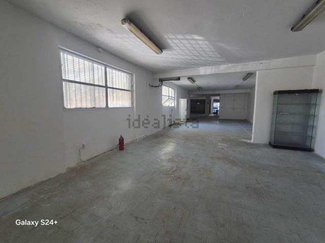 Locale in vendita di 185 m² in Via Nicola Tagliaferri, 4