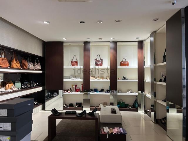 Locale in vendita di 185 m² in Via XXIV Maggio