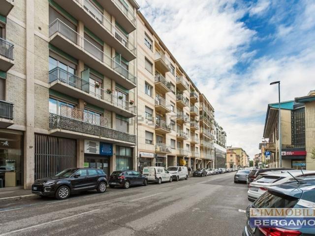 Locale in vendita di 188 m² in Via Paderno