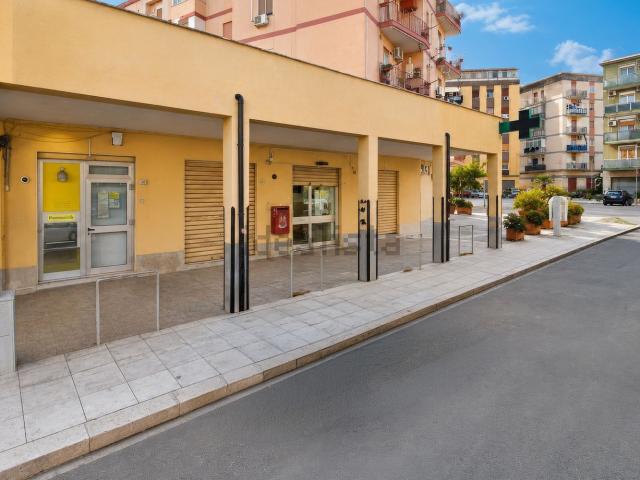 Locale in vendita di 188 m² in Via Pergusa, 36