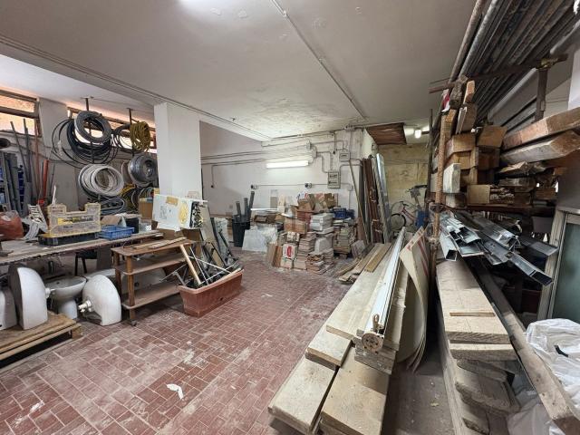 Locale in vendita di 189 m² in Via Maiuri