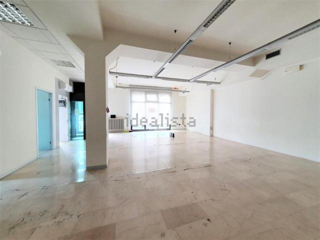 Locale in vendita di 190 m² in Via C. Cavour, 14