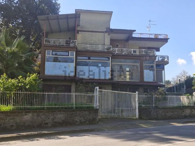 Locale in vendita di 190 m² in Via Casilina, 366