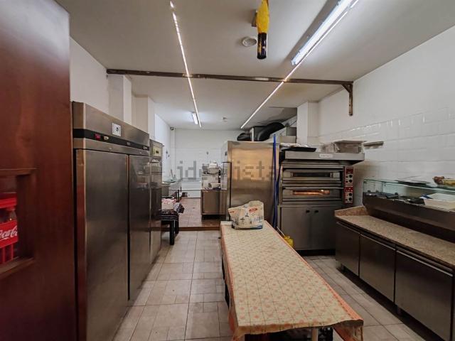 Locale in vendita di 190 m² in Via Lago di Nicito, 21