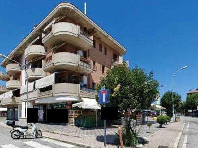 Locale in vendita di 190 m² in Via Mincio