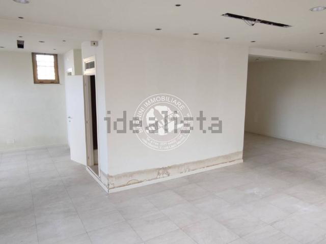 Locale in vendita di 190 m² in Via Trento, 1
