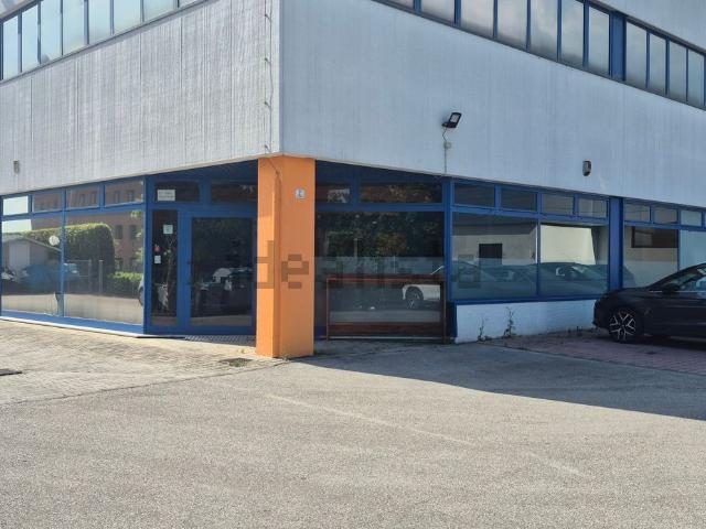 Locale in vendita di 190 m² in Via Tricesimo, 184