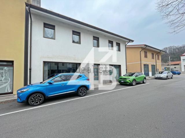 Locale in vendita di 190 m² in Piazza Madonna, 14