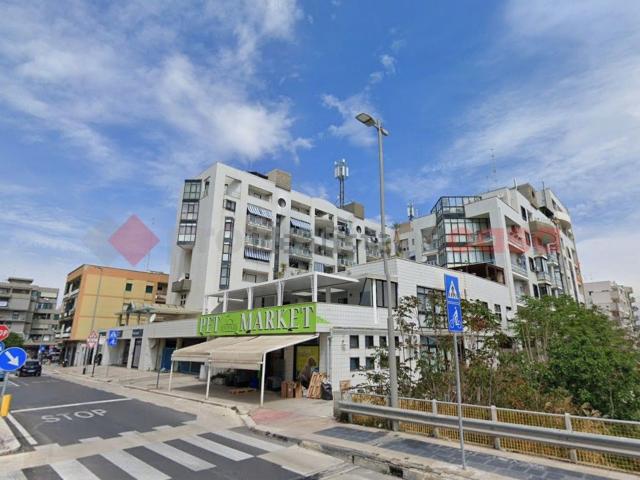 Locale in vendita di 193 m² in Via Niccolò Van Westerhouth