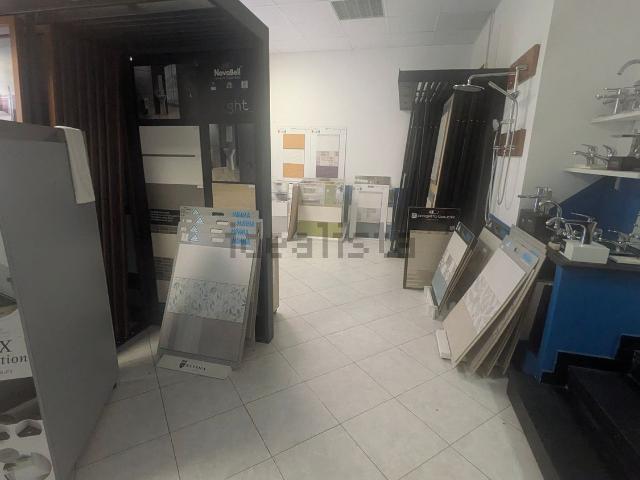 Locale in vendita di 193 m² in Via Rivarolo