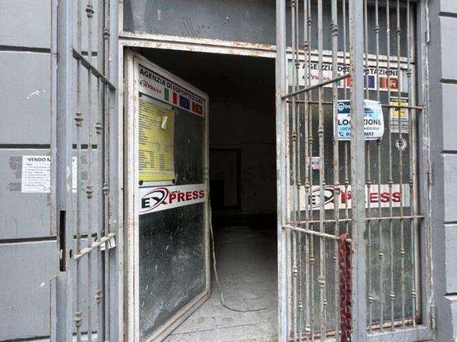 Locale in vendita di 195 m² in Via Enrico Pessina, 82