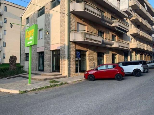 Locale in vendita di 197 m² in Via F. Jovine, 12