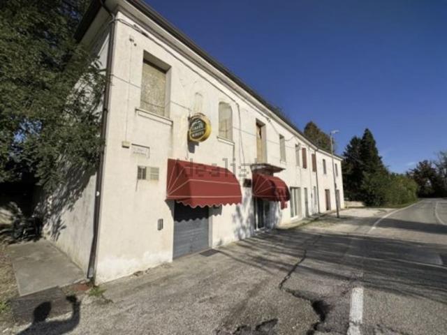 Locale in vendita di 198 m² in Via Ravenna