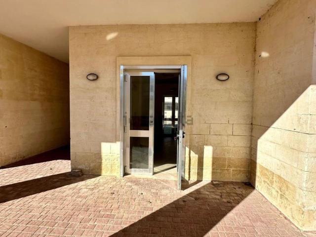 Locale in vendita di 198 m² in Via Tratturello Pineto