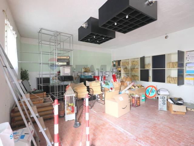 Locale in vendita di 199 m² in Via Camona