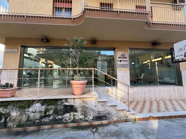 Locale in vendita di 199 m² in Via Plauto