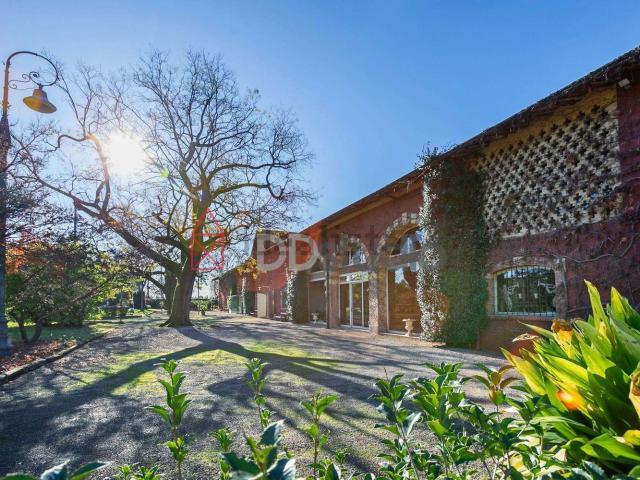 Locale in vendita di 2000 m²