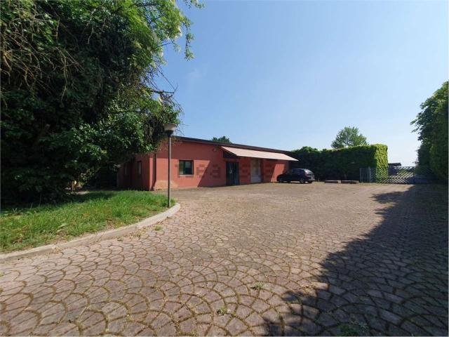 Locale in vendita di 2000 m²