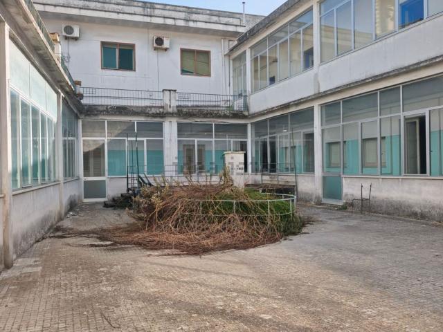 Locale in vendita di 2000 m² in Via Milano, 25